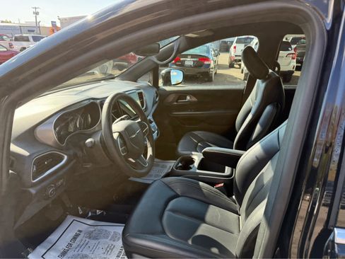 Used 2025 Chrysler Pacifica Select image 12