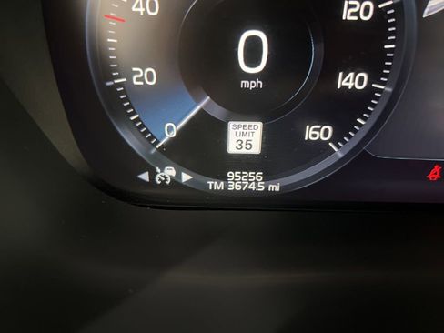 Used 2018 Volvo XC60 T6 R-Design w/ Convenience Package image 11