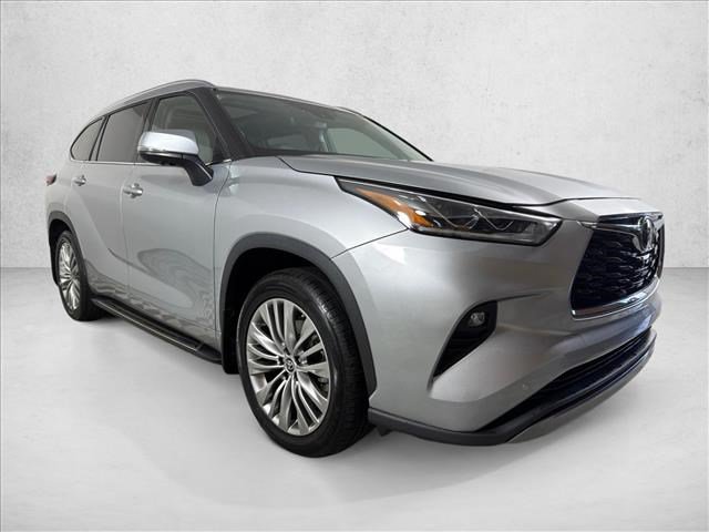 Used 2024 Toyota Highlander Platinum FWD image 1