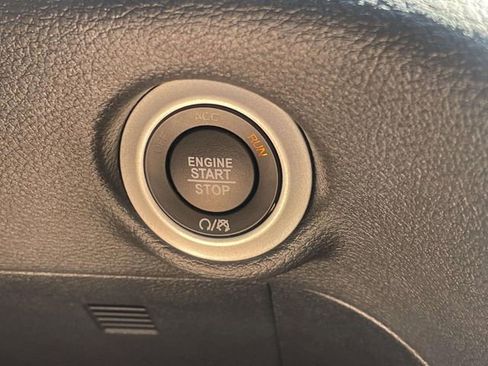Used 2025 Chrysler Pacifica Limited FWD image 24