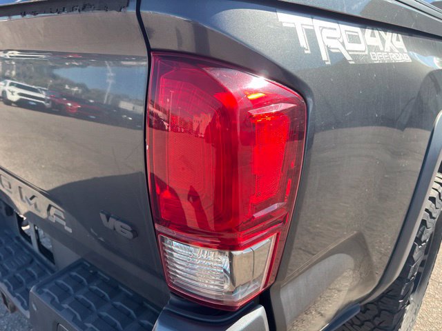 Used 2016 Toyota Tacoma TRD Off-Road w/ Premium & Technology Package AWD/4WD image 12
