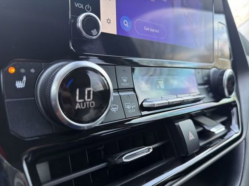 Used 2023 Toyota Highlander XLE FWD image 19