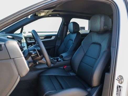 New 2025 Porsche Cayenne E-Hybrid image 5