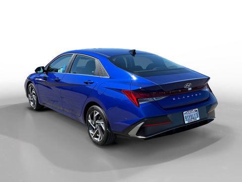 Certified 2025 Hyundai Elantra SEL image 3