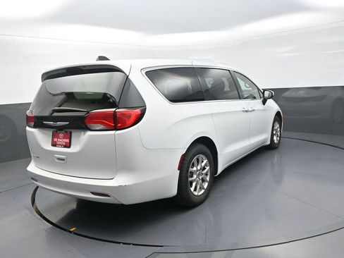Used 2023 Chrysler Voyager LX FWD image 8