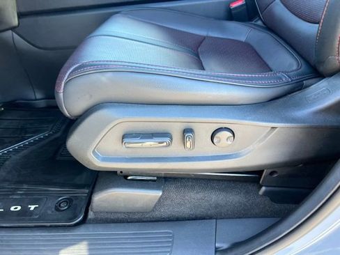 Used 2025 Honda Pilot Black Edition image 28