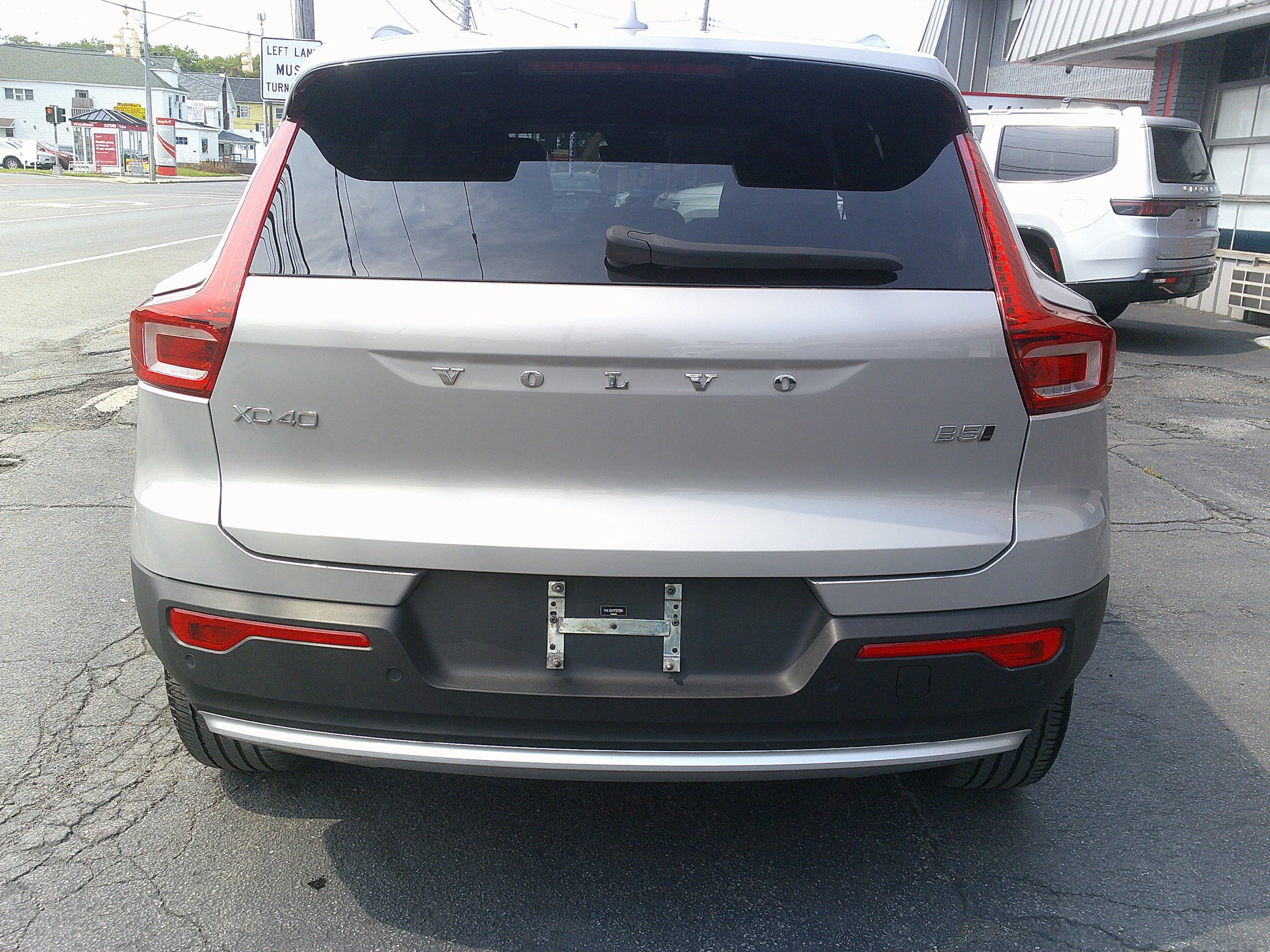 Used 2023 Volvo XC40 B5 Core w/ Convenience Package AWD/4WD image 4