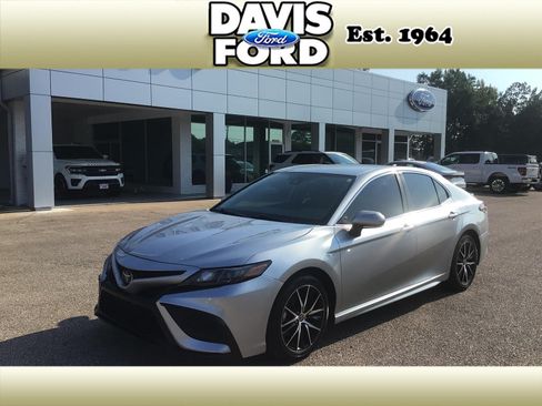 Used 2023 Toyota Camry SE FWD image 1