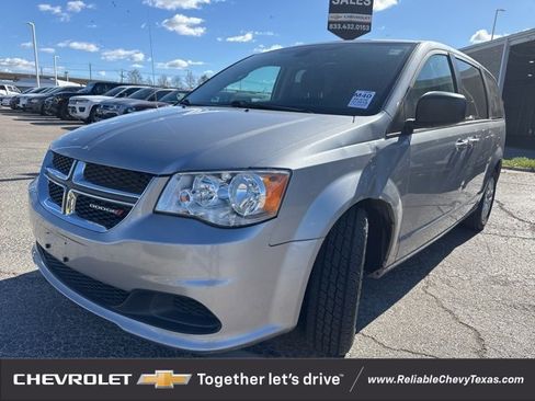 Used 2018 Dodge Grand Caravan SE w/ UConnect Hands-Free Group image 3