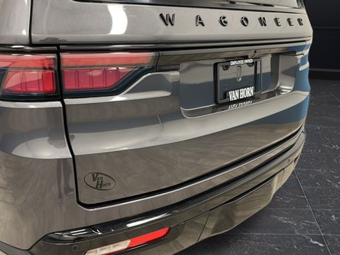 Used 2024 Jeep Wagoneer L Series II AWD/4WD image 43