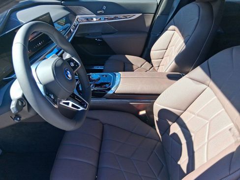 New 2026 BMW 750e xDrive w/ Premium Package image 4