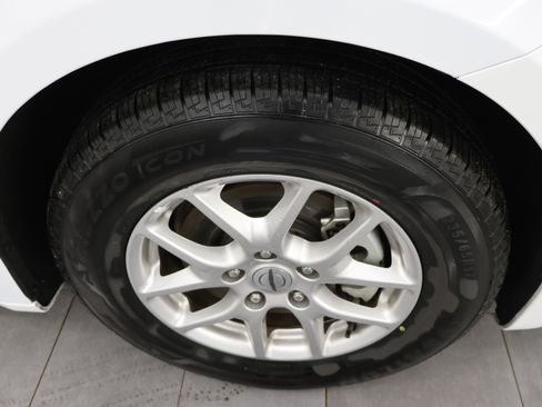 Used 2024 Chrysler Pacifica Touring-L image 3