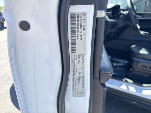 Used 2024 Jeep Grand Cherokee Limited w/ Black Appearance Package image 35