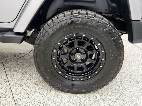 Used 2015 Jeep Wrangler Unlimited Sahara w/ Connectivity Group AWD/4WD image 9