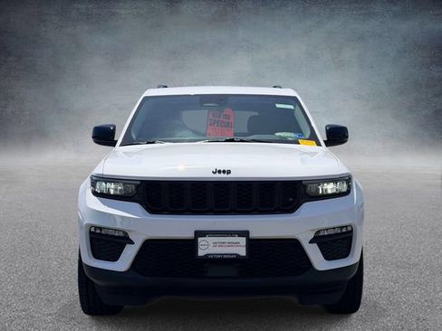 Used 2023 Jeep Grand Cherokee Limited w/ Black Appearance Package AWD/4WD image 6