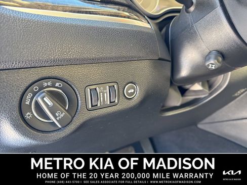 Used 2022 Chrysler 300 Touring L w/ Comfort Group image 13