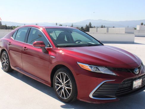 Used 2021 Toyota Camry XLE w/ Navigation Upgrade Package image 2