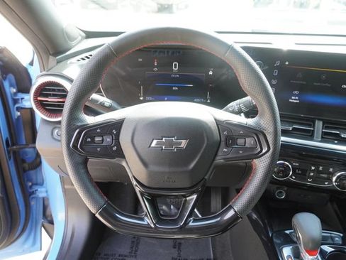Used 2024 Chevrolet Trax RS w/ Sunroof Package FWD image 27