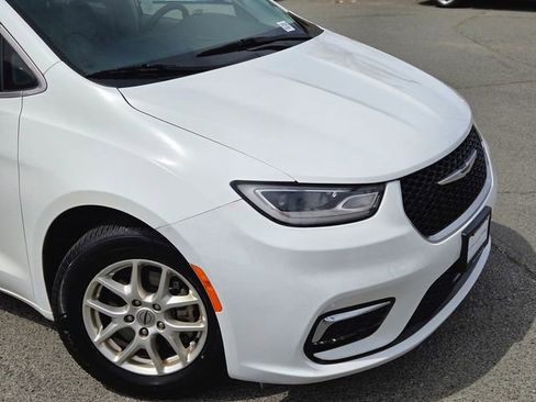 Used 2022 Chrysler Pacifica Touring-L FWD image 4