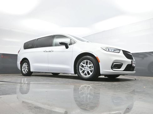 Used 2023 Chrysler Pacifica Touring-L FWD image 34