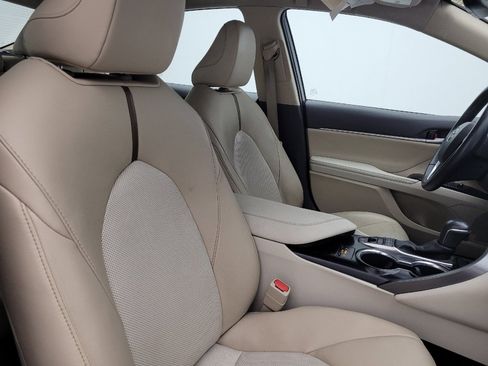 Used 2020 Toyota Camry XLE image 21