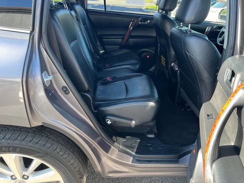 Used 2013 Toyota Highlander Limited AWD/4WD image 28