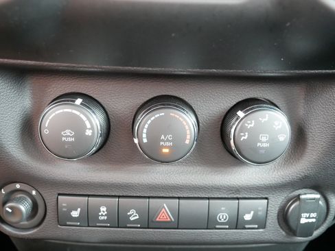 Used 2018 Jeep Wrangler Unlimited Sahara AWD/4WD image 23