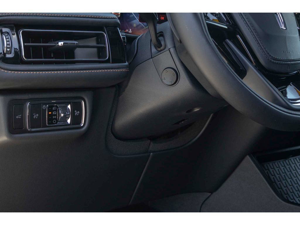 Used 2025 Lincoln Aviator Black Label w/ Jet Appearance Package AWD/4WD image 23