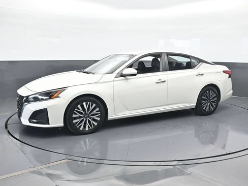 Used 2023 Nissan Altima 2.5 SV FWD image 2
