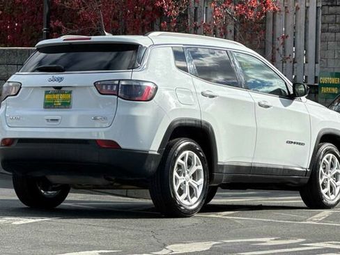 Used 2024 Jeep Compass Latitude image 4