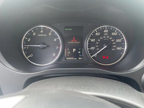 Used 2014 Mitsubishi Outlander SE image 11