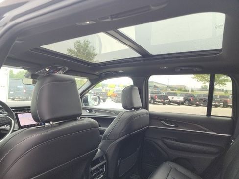 New 2025 Jeep Grand Cherokee Limited image 4