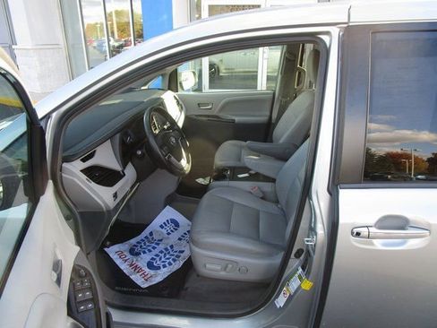 Used 2019 Toyota Sienna XLE FWD image 19