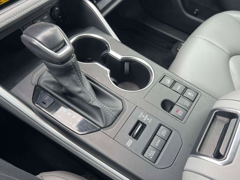 Used 2024 Toyota Highlander XLE image 13