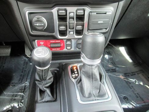 Certified 2025 Jeep Wrangler Unlimited Rubicon w/ Convenience Group AWD/4WD image 23