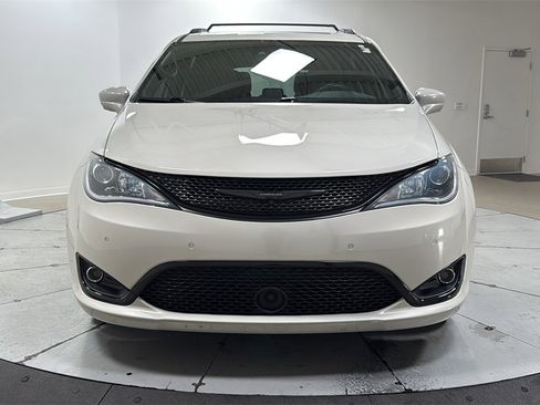 Used 2020 Chrysler Pacifica Touring-L image 2