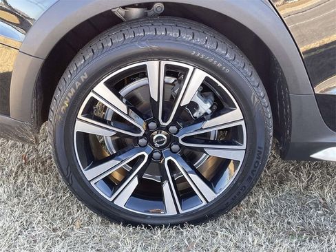 Used 2023 Volvo V60 B5 Cross Country Ultimate image 7