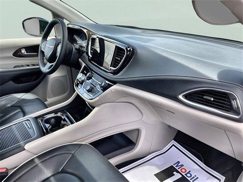 Used 2023 Chrysler Pacifica Limited image 24