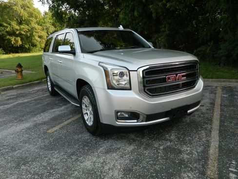 Used 2016 GMC Yukon XL SLT w/ Open Road Package AWD/4WD image 4