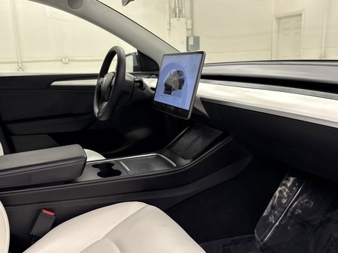 Used 2023 Tesla Model Y Long Range image 23