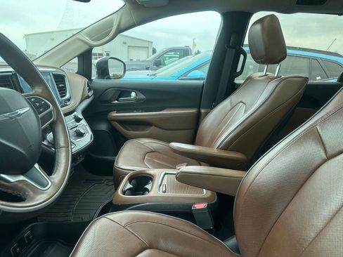 Used 2017 Chrysler Pacifica Limited w/ UConnect Theater Package FWD image 6