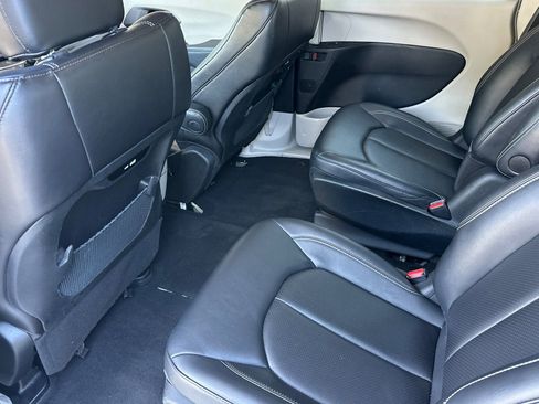 Used 2024 Chrysler Pacifica Limited FWD image 11