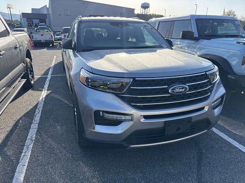 Used 2023 Ford Explorer XLT w/ Equipment Group 202A image 3