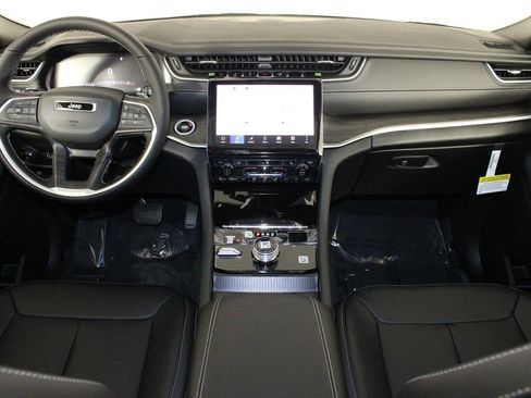 New 2025 Jeep Grand Cherokee Limited image 30