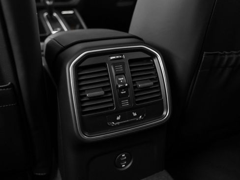Certified 2026 Porsche Macan AWD/4WD image 39