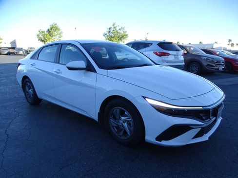 Used 2025 Hyundai Elantra SE FWD image 3