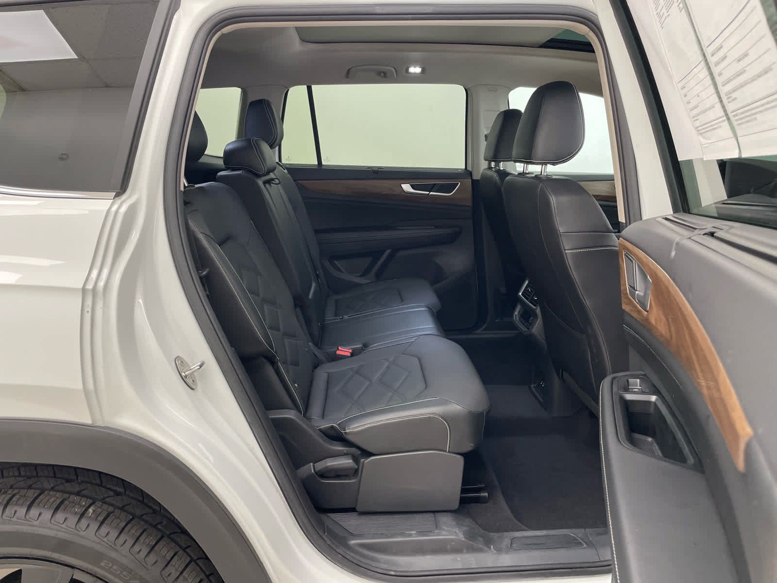 Used 2024 Volkswagen Atlas SE AWD/4WD image 17