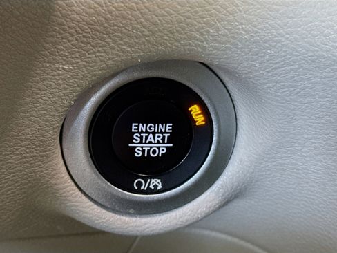 Used 2024 Chrysler Pacifica Touring-L FWD image 21