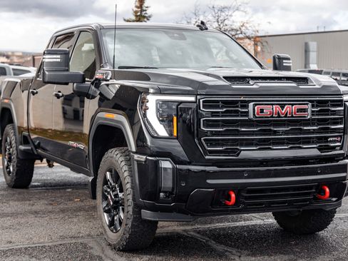 Used 2024 GMC Sierra 2500 AT4 AWD/4WD image 3
