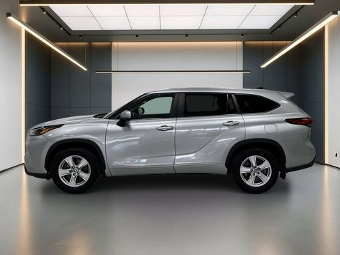 Used 2023 Toyota Highlander LE AWD/4WD image 2